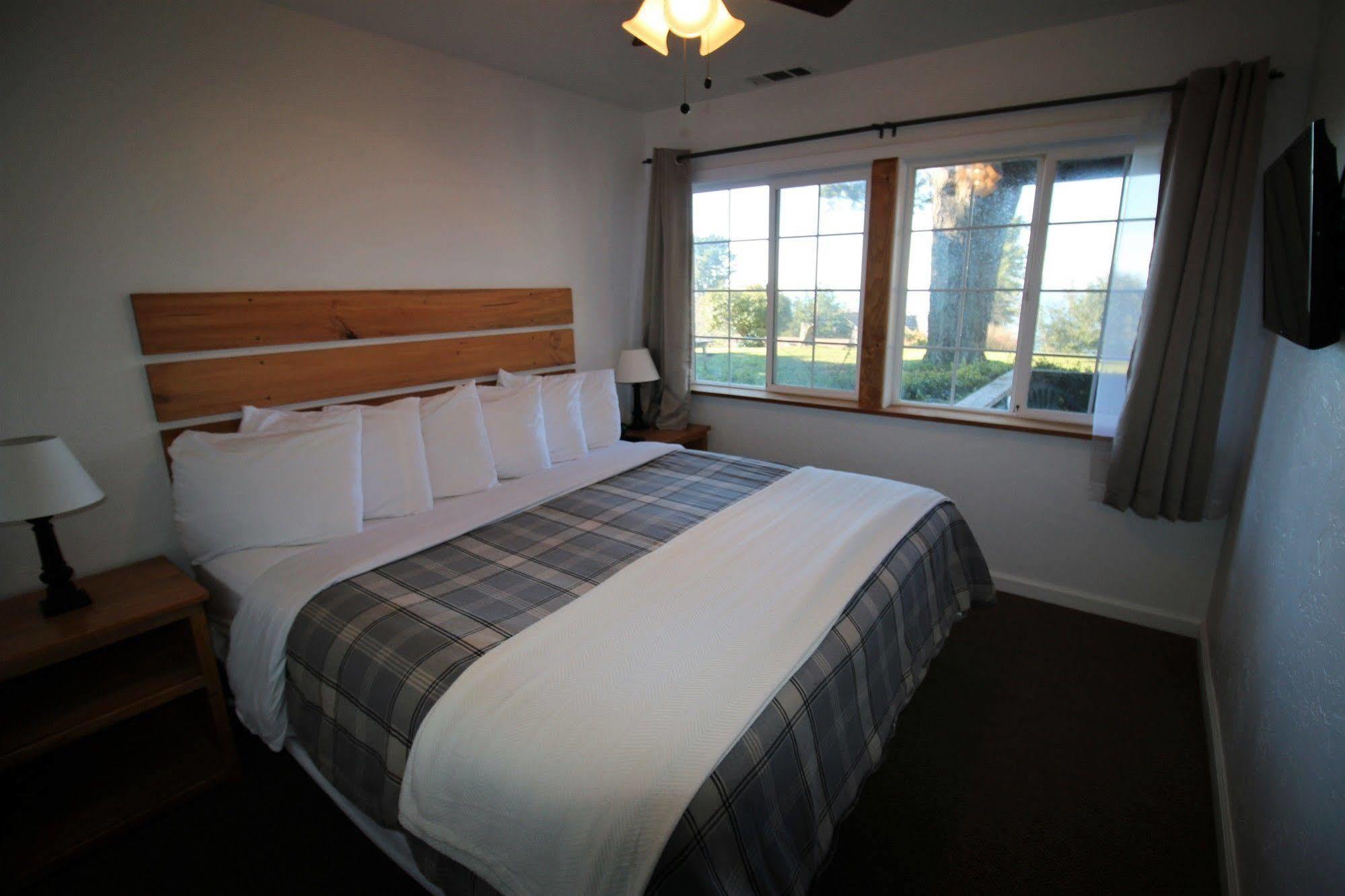 View Crest Hotel 4*